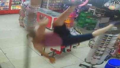 Üst kattan marketin içine düştü! Korku dolu anlar kamerada