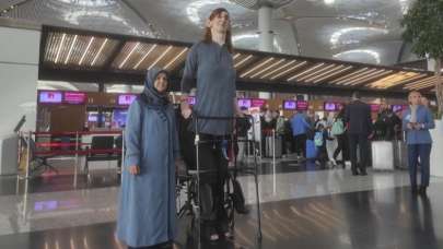 Dünyanın en uzun boylu kadını ilk kez uçağa bindi