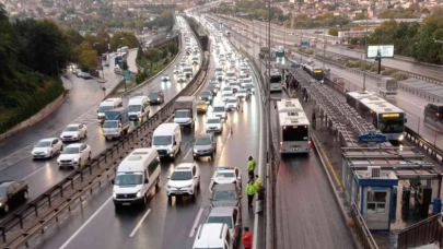 İstanbul'da etkili sağanak: Trafik yoğunluğu yaşanıyor