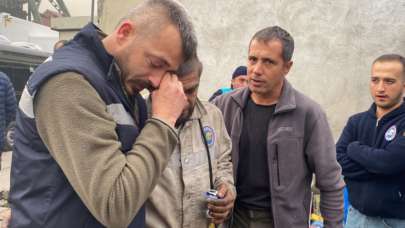 Madendeki kurtarma çalışmalarına katılan işçi gözyaşlarına boğuldu