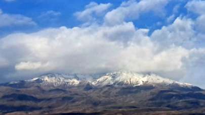 Süphan Dağı beyaz gelinliğini giydi
