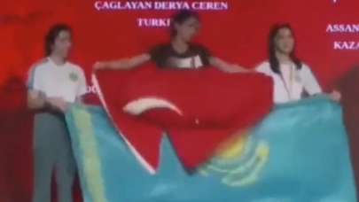 Şampiyonaya damga vuran kriz! Sporcumuzdan Türk bayraklı cevap