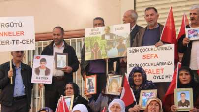 Aileler evlat nöbetine katılmaya devam ediyor