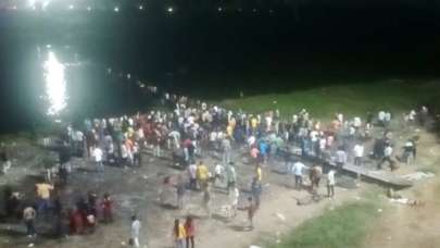 Hindistan'da köprünün çökmesi sonucu en az 32 kişi öldü