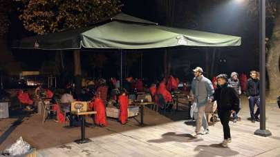 Düzce'de vatandaşlara battaniye ve sıcak çorba dağıtılıyor