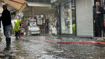 İzmir'de sağanak etkili oluyor