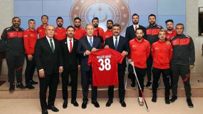 Milli Savunma Bakanı Akar, Ampute Futbol Milli Takımı'nı kabul etti