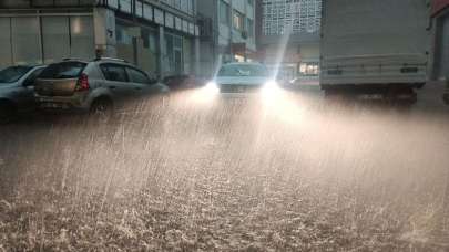 Mersin'de sağanak ve dolu etkili oluyor