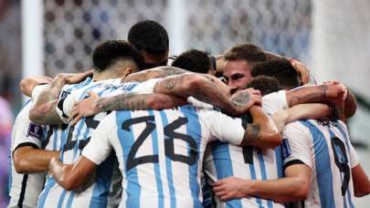 Messi’nin tarihi gecesinde Arjantin turladı