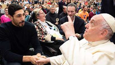 Enes Kanter "babası" gibi Papa'nın eteğine yapıştı