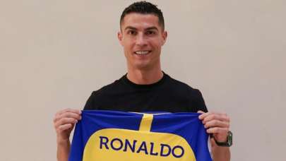 Cristiano Ronaldo resmen Al Nassr'da! Yeni formasıyla pozunu verdi...