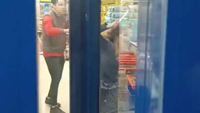 Esenyurt’ta market çalışanı ile müşteri kavga etti, ortalık savaş alanına döndü