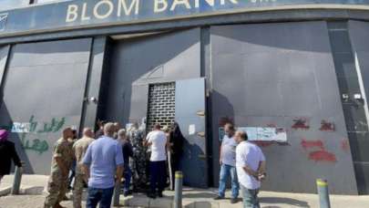 O ülkede parasını çekemeyen kişiler banka bastı! İçeriye alınmayınca ateş açtılar