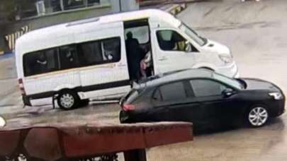 Cadde ortasında akılalmaz olay! Görüntü sonrası servis şoförünün işine son verildi