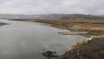 Kuraklık ve yağış azlığının etkisiyle Keban Baraj Gölü'nde çekilme sürüyor