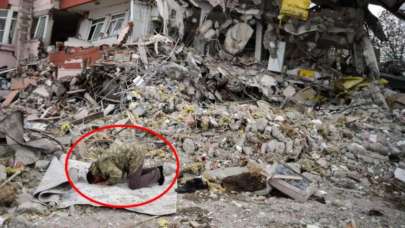 Enkazın başında namaz kılıp yakınları için dua etti