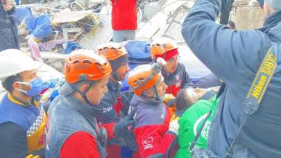 İskenderun'da 107'nci saatte aynı enkazdaki 9 kişiden 8'i kurtarıldı