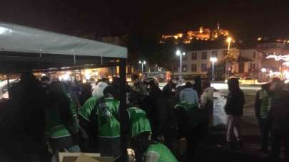 Deprem bölgelerine gece de yardımlar devam etti