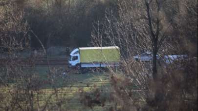 Umuda yolculuk trajediyle bitti! Odun yüklü kamyonun kasasını açan ekipler acı manzarayla karşılaştı