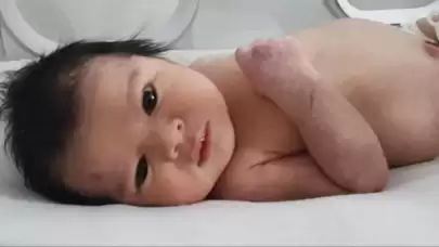 Binlerce kişi enkazda doğan bebeği istiyor
