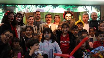 Depremzede çocuklar tiyatro gösterisi ile moral buldu