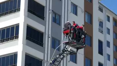 11'inci kattaki evlerinden çıkamadılar: Anne ve oğlu 384 saat sonra kurtarıldı