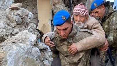 Milyonları gözyaşına boğan fotoğraf! Mehmetçik sahada değil diyenler utansın