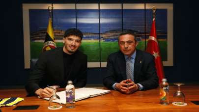 Altay Bayındır resmen imzaladı: Farklı duygular içerisindeyim, çok mutluyum