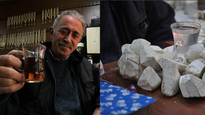 Çayına şeker yerine taş atıyor! 'Şifa deposu' deyip onlarca bardak içiyor