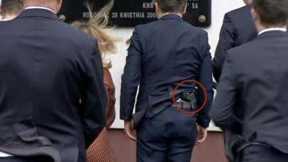 Polonyalı bakan belinde silahla görüntülendi