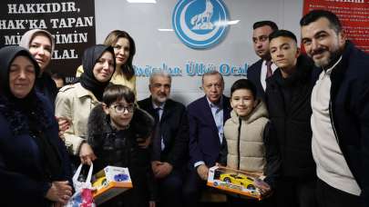 Cumhurbaşkanı Erdoğan'dan Bağcılar Ülkü Ocakları'na ziyaret