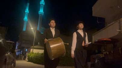 Yalova'da ramazan davulcusu lise öğrencileri köylüleri sahura kaldırıyor