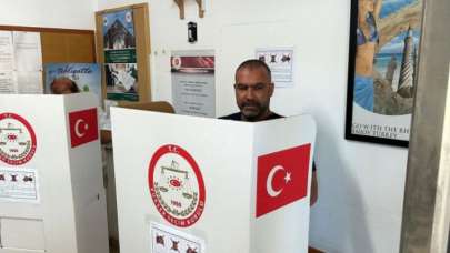 2017'de Türk vatandaşlığına geçen eski futbolcu Balili, cumhurbaşkanlığı seçimi için oy verdi