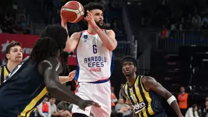 Anadolu Efes erteleme maçında Fenerbahçe Beko'yu mağlup etti