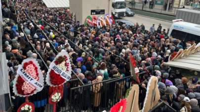 Ucuzluk izdihamında dehşete düşüren görüntüler! Birbirlerini ezip dükkanı talan ettiler