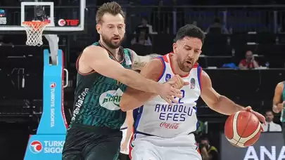 Vasilije Micic alev aldı! Anadolu Efes, Karşıyaka'yı mağlup etti, final serisinde öne geçti
