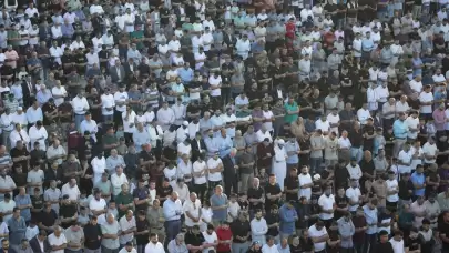 Mescid-i Aksa'da 100 bin kişiyle bayram namazı kılındı