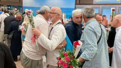 Almanya'da tebessüm ettiren görüntü! Güllerle karşılandılar