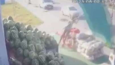 Uçan adama Erzurum'dan rakip: Şemsiye manavı böyle uçurdu