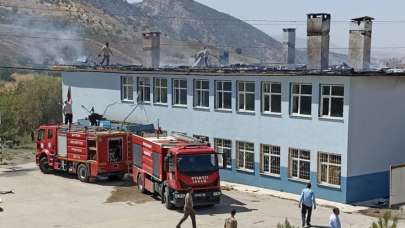 Siirt'te okulun çatısında çıkan yangın hasara neden oldu
