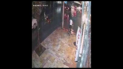 Otomobilin çarptığı 2 kadın yola savruldu