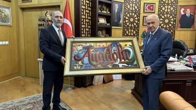 Ahmet Sula, başyapıtı 'Anadolu' eserini MHP Lideri Devlet Bahçeli'ye taktim etti