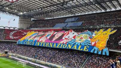 Inter'in Milan'a tarihi fark attığı derbide Türk bayraklı koreografi