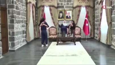 Diyarbakır anneleri teröre diz çöktürüyor! Bir PKK'lı terörist daha teslim oldu