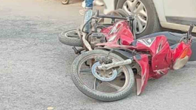 Polisten kaçan motosiklet sürücüsü park halindeki araca çarptı