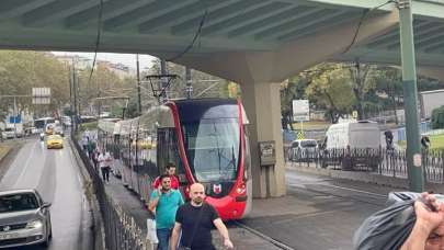 Kabataş-Bağcılar Tramvay Hattı'nda arıza! Vatandaş isyan etti: Rezillikten başka bir şey değil