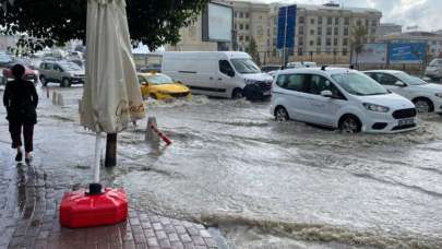 İstanbul'da sağanak su baskınlarına neden oldu