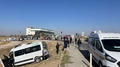 Aksaray'da işçi servisi ile kamyonetin çarpıştığı kazada 2 kişi öldü, 15 kişi yaralandı