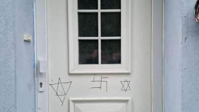 Almanya'da kapısına semboller çizilen caminin panjurları yakılmaya çalışıldı