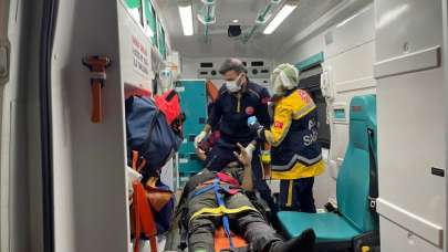 Van'da düzensiz göçmenleri taşıyan minibüsün devrilmesi sonucu 20 kişi yaralandı